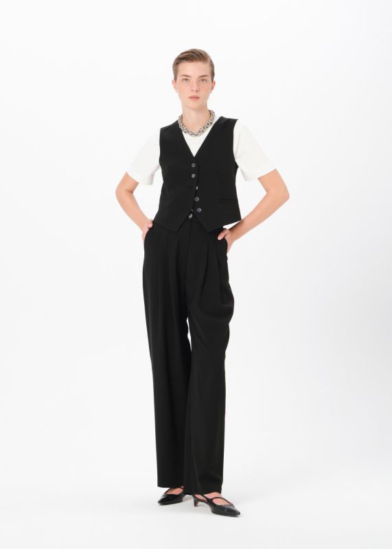 FORM-FITTING VEST-PLEATED LOOSE PANTS