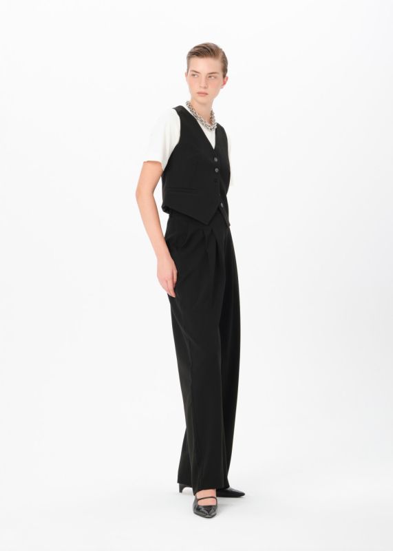 FORM-FITTING VEST-PLEATED LOOSE PANTS